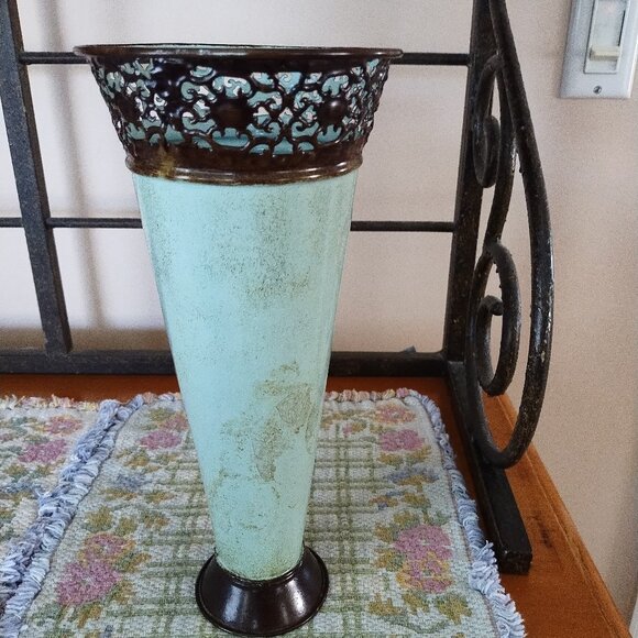 Metal vase - Picture 1 of 2